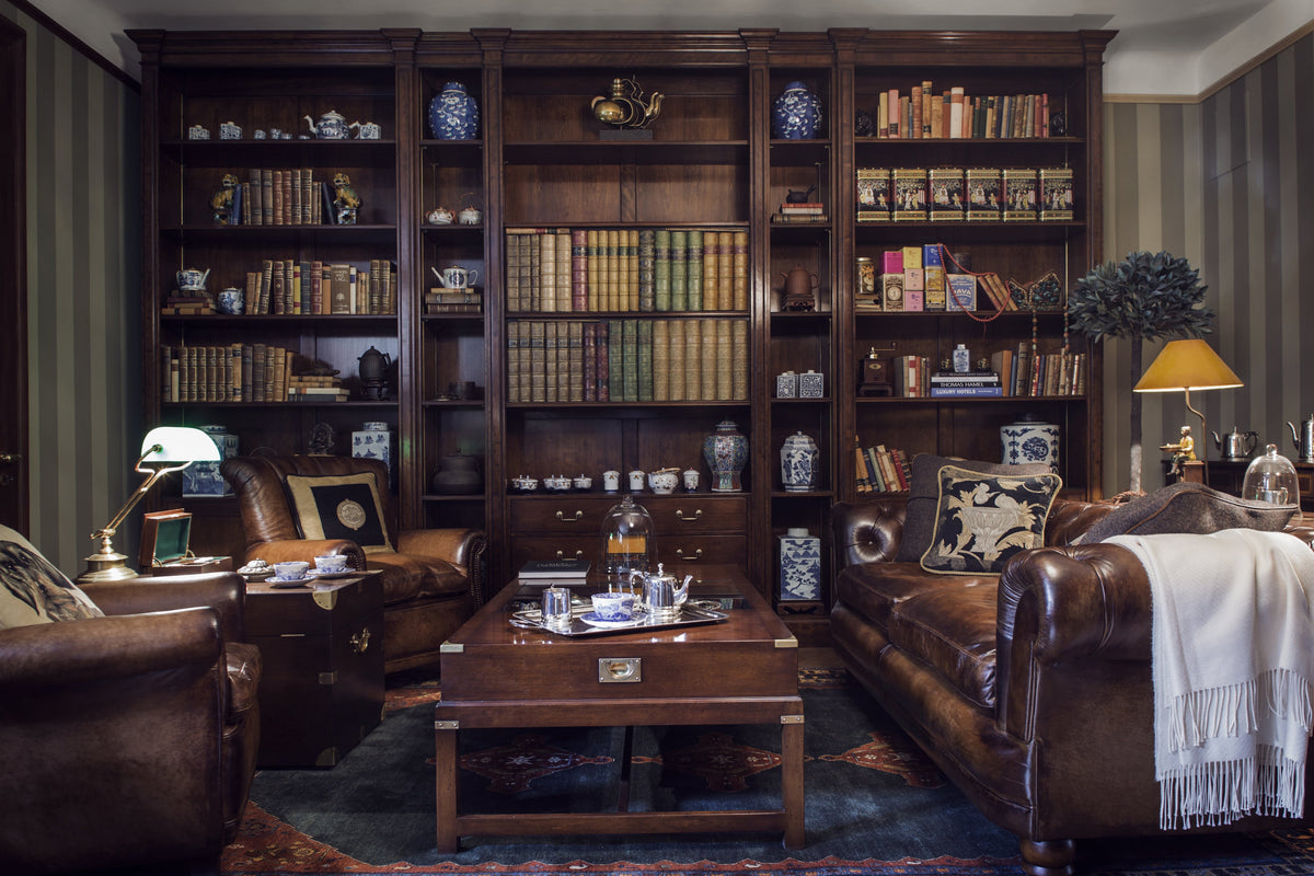 Classic – bibliotek med Chesterfield och REH Kennedy-bokhylla