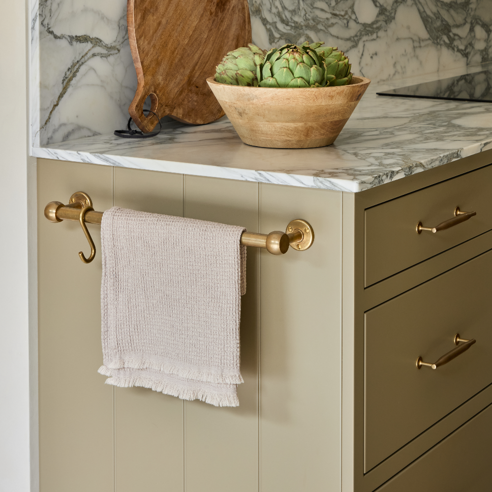 Cotswold Mässing Handduksstång (Kitchen, Bath) — Antik mässing. Design by McClark Joinery.