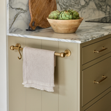 Cotswold Mässing Handduksstång (Kitchen, Bath) — Antik mässing. Design by McClark Joinery.
