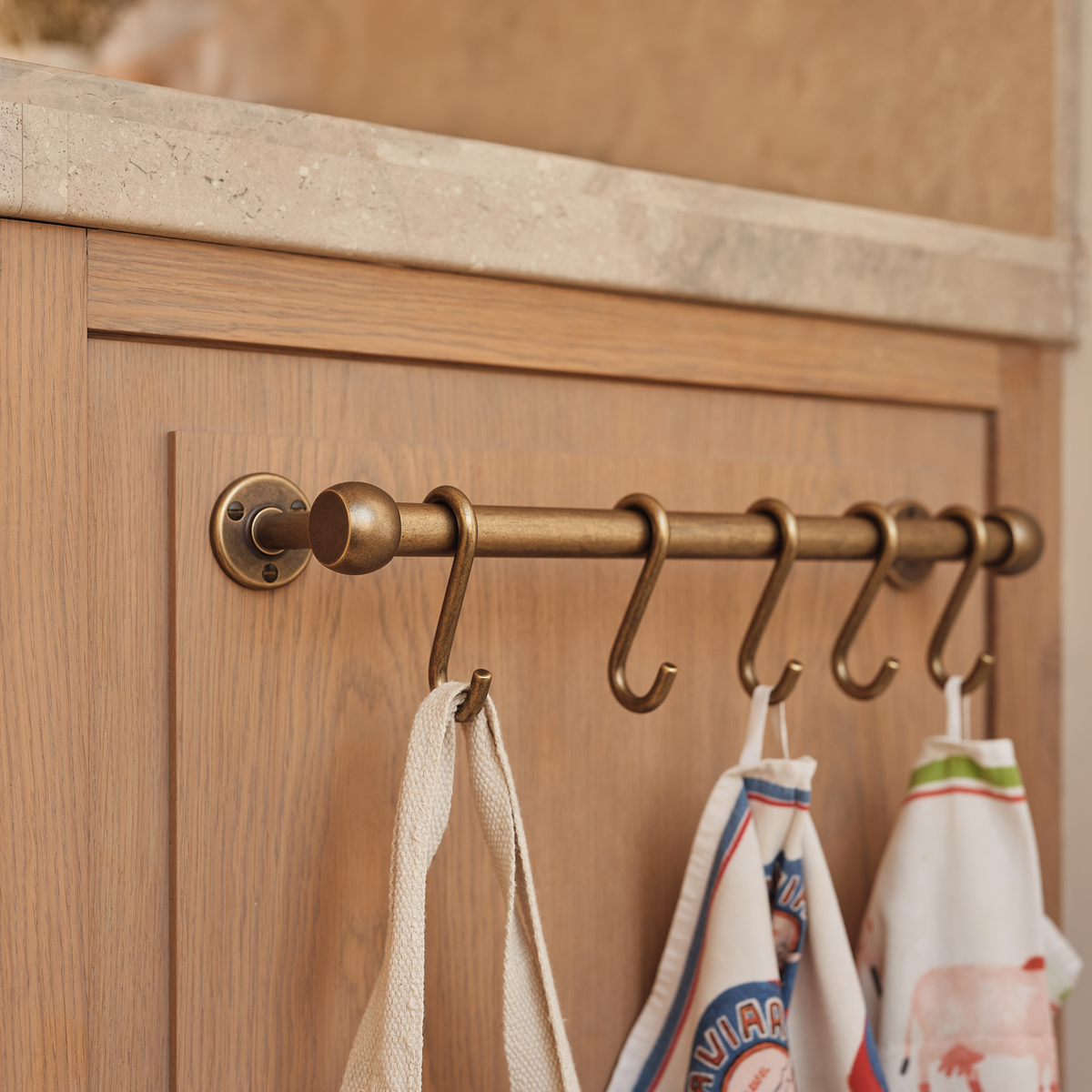 Cotswold Mässing Handduksstång (Kitchen, Bath) — Mörk antik mässing. Design by Laura Butler-Madden.