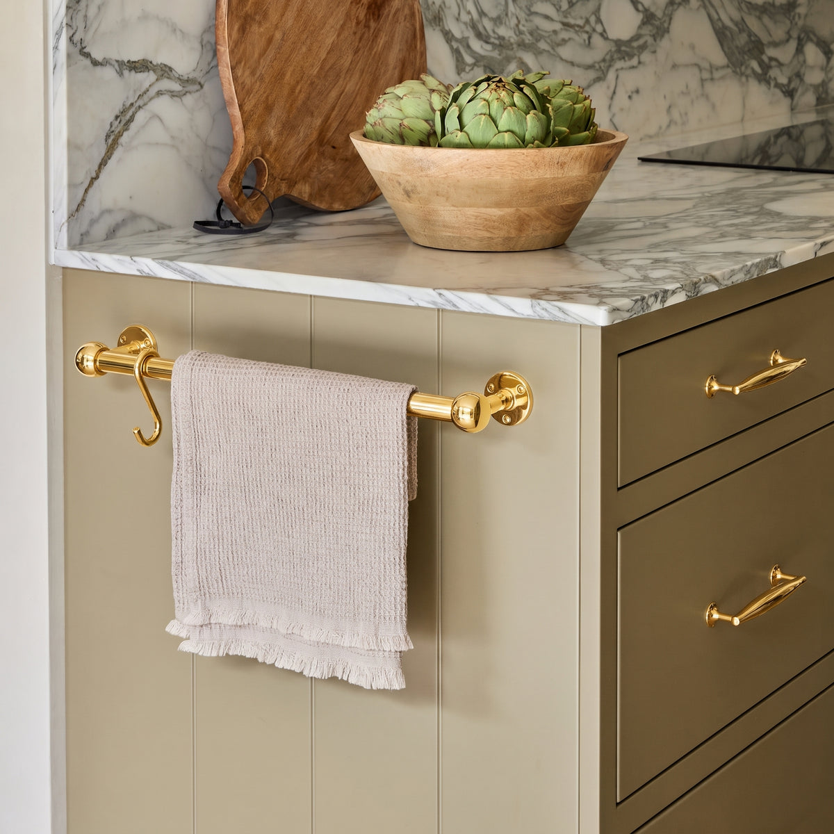 Cotswold Mässing Handduksstång (Kitchen, Bath) — miljöbild, Polished brass unlacquered