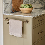 Cotswold Mässing Handduksstång (Kitchen, Bath) — miljöbild, Satin antique satin lacquered