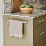 Cotswold Mässing Handduksstång (Kitchen, Bath) — miljöbild, Satin chrome plate