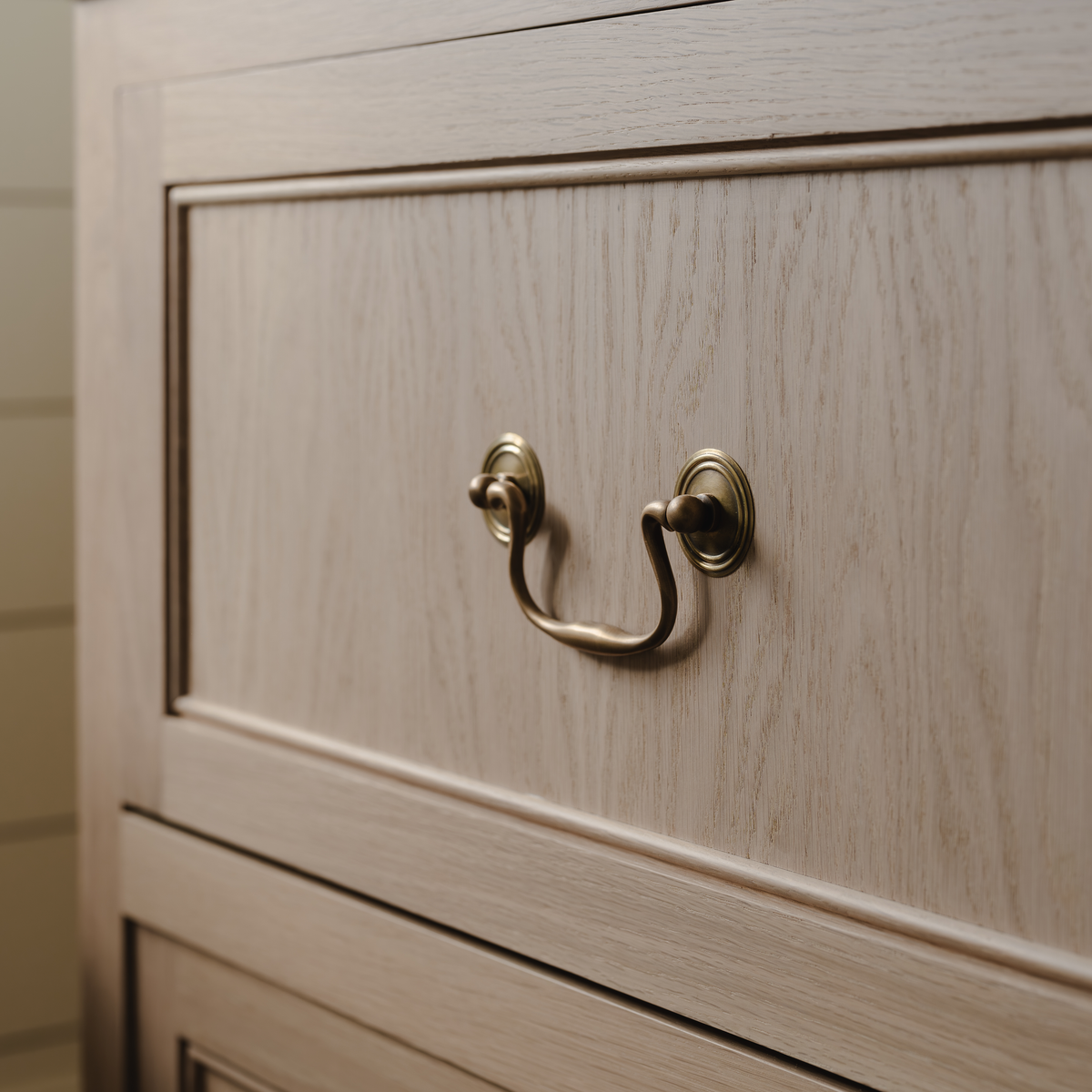 Cotswold Skåpshandtag — Fin engelsk antik. Design by Roseywood Interiors and Holly Oak House.