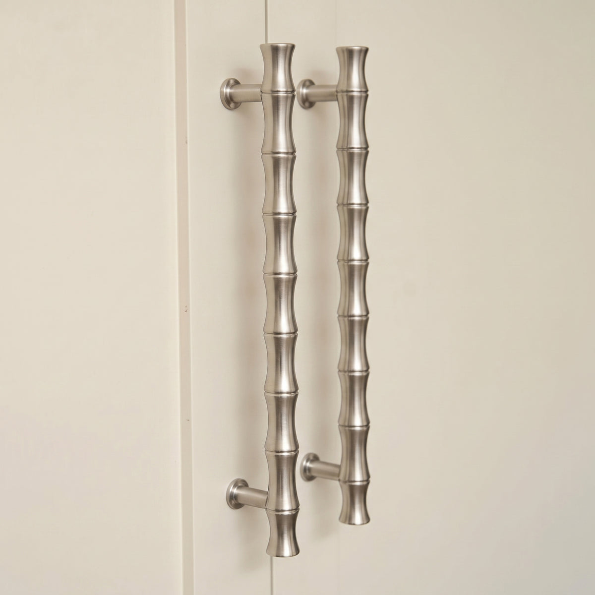 Grove Bamboo Skåpshandtag — miljöbild, Satin nickel plate