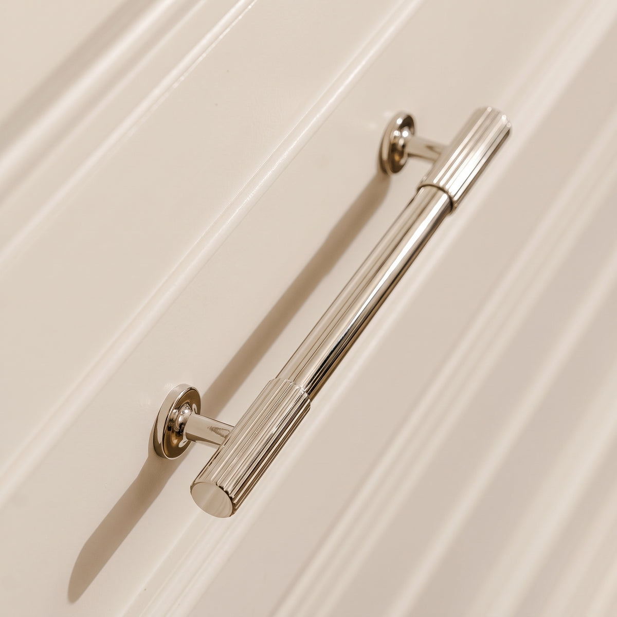 Leebank Skåpshandtag — miljöbild, Polished nickel plate