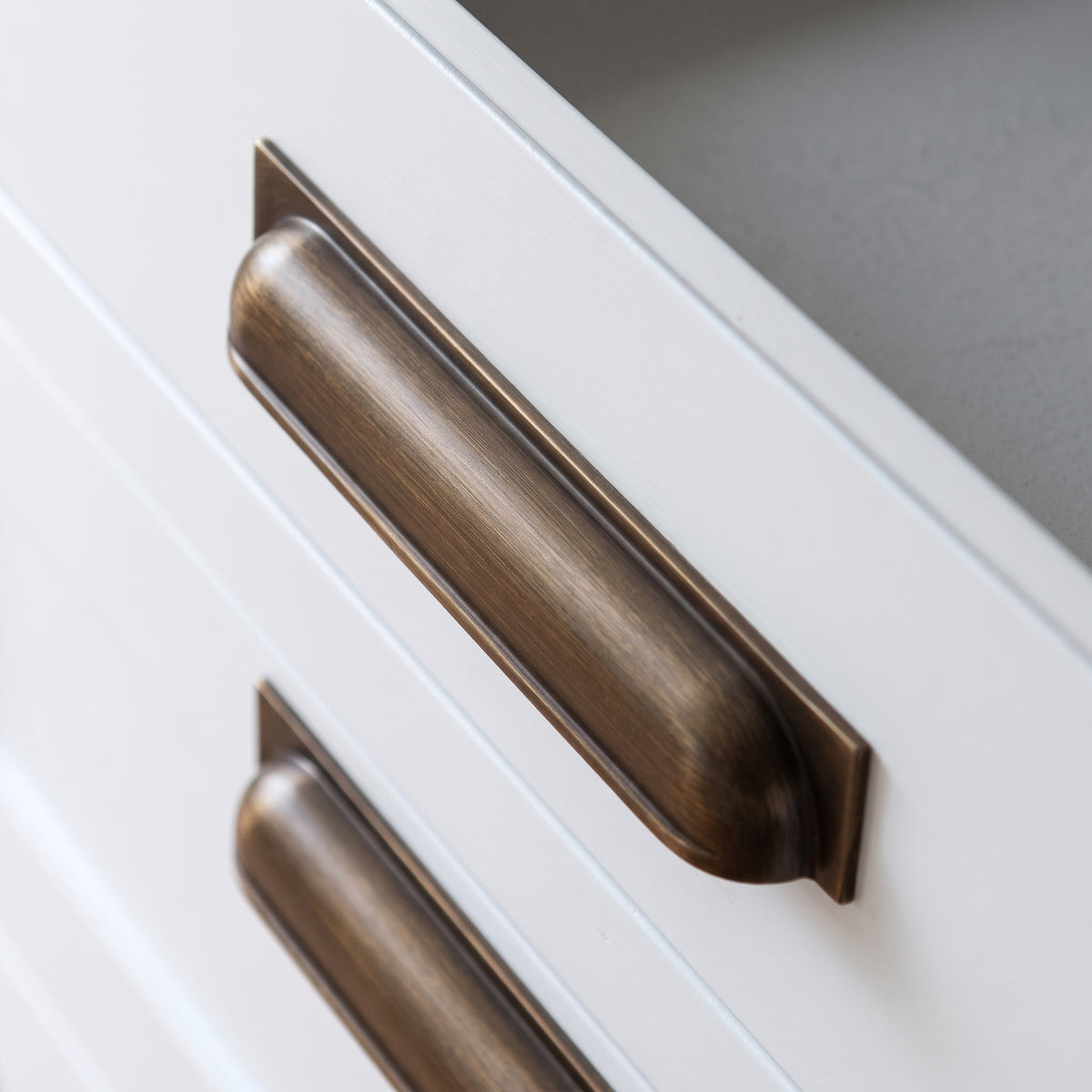 Queslett Cup-handtag — miljöbild, Satin antique satin lacquered