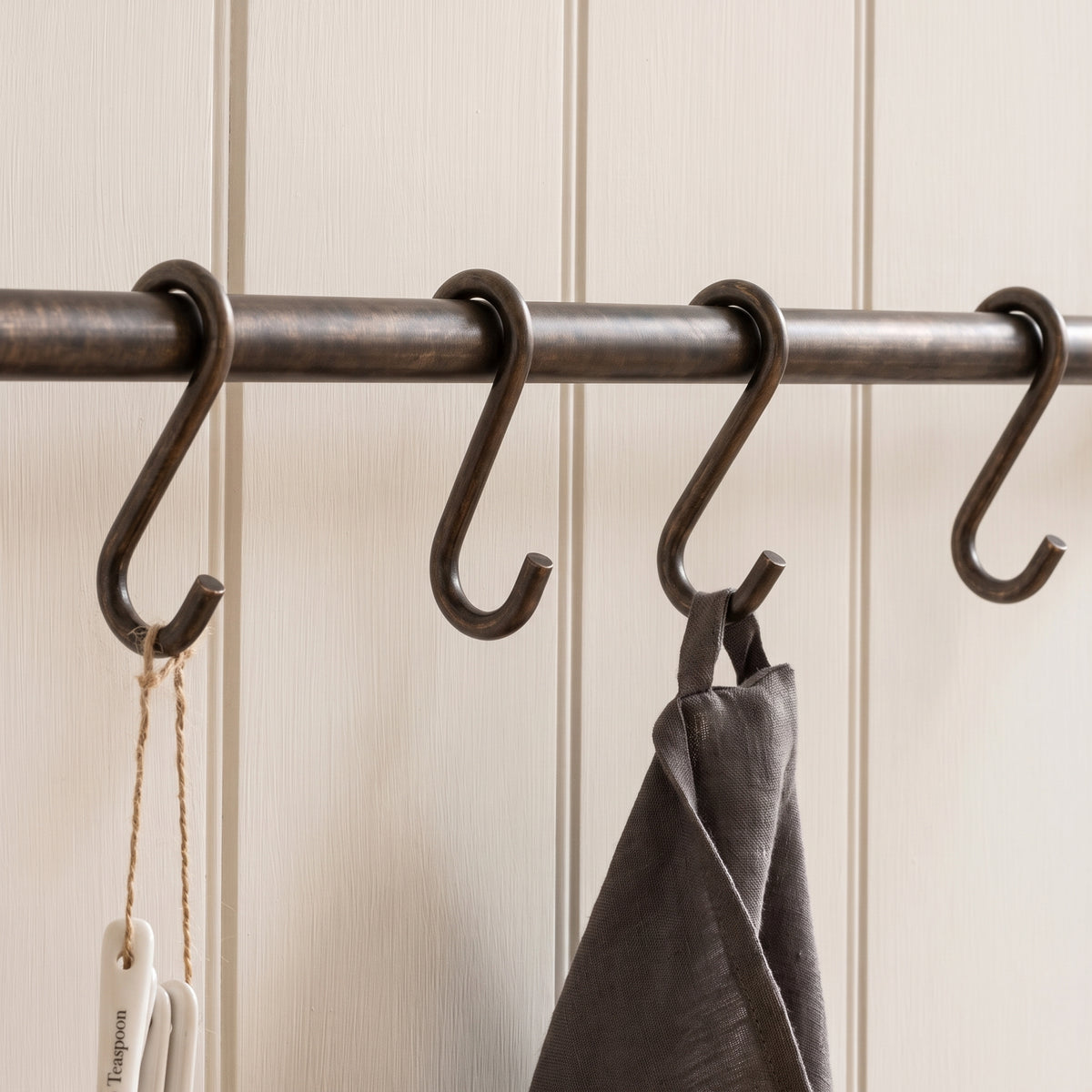 Cotswold Mässing S Krok — miljöbild, Satin antik, olackad