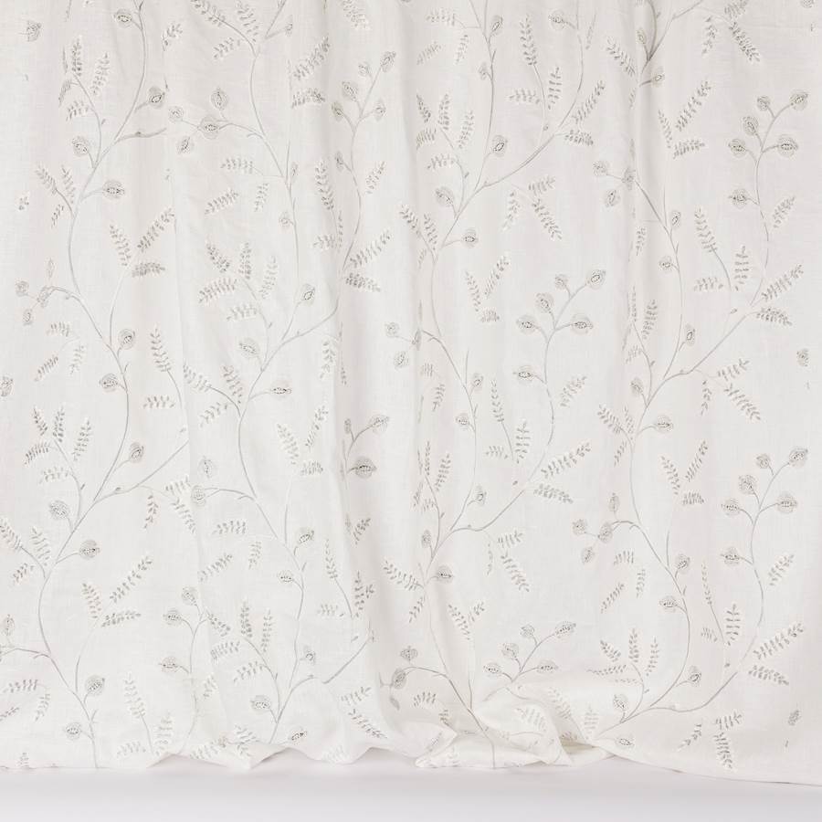 Honiton Sheer Silver — Colefax & Fowler tyg
