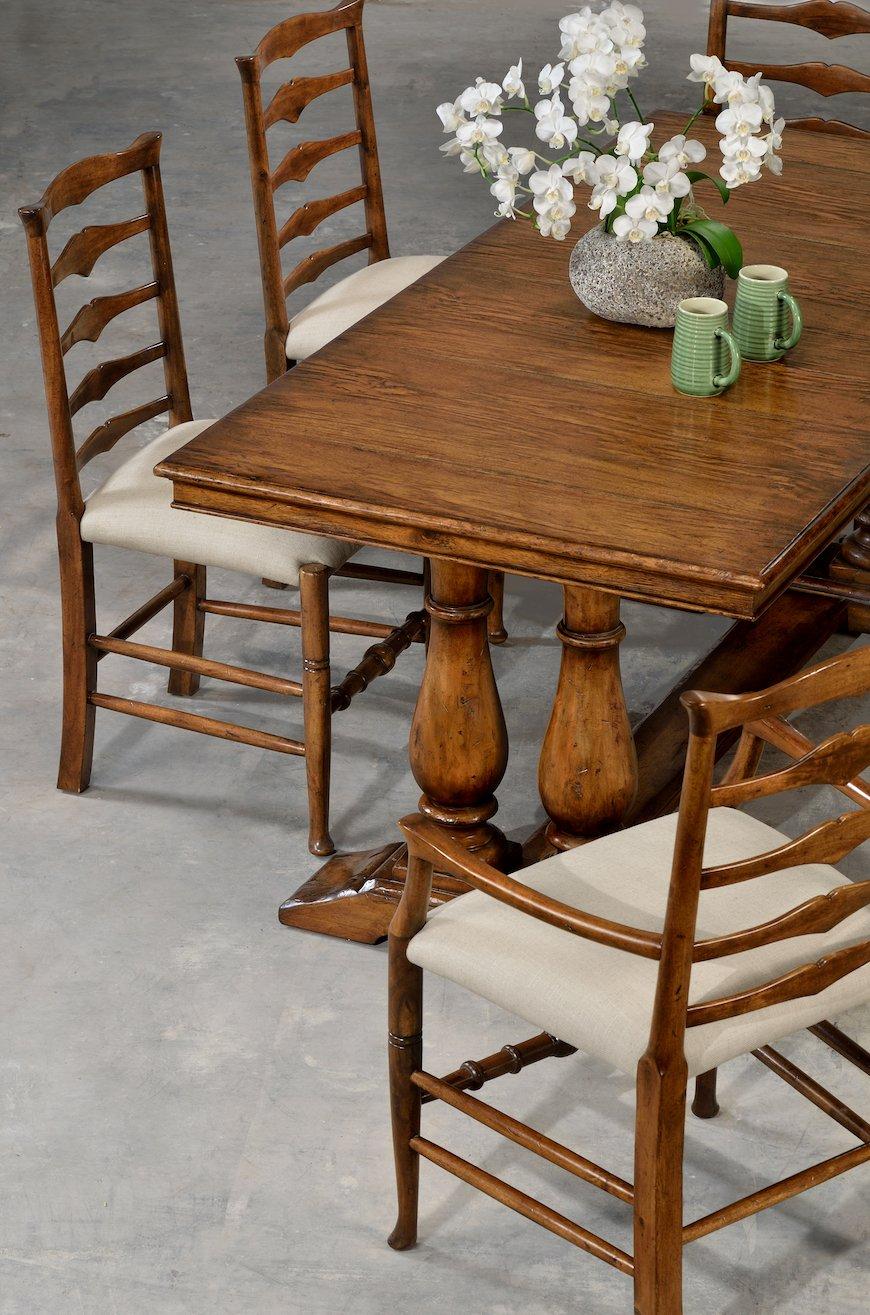 Matbord Rustik med Pelarfot – Walnut